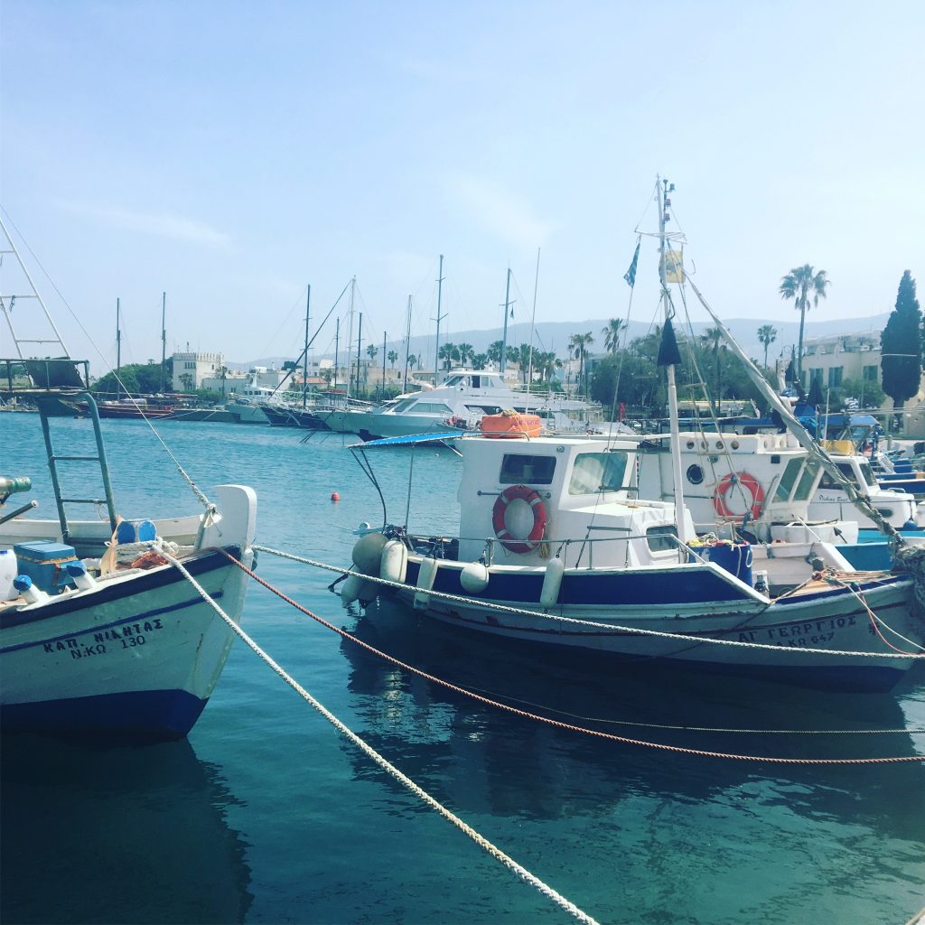 Fischerboote im Hafen von Kos. Top 10 und Highlight der Insel Kos