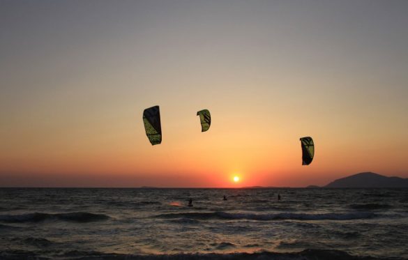 Kiter über dem Meer bei Sonnenuntergang